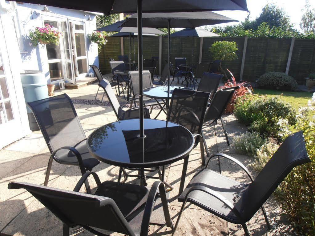 Blueshutters Hotel Пул Екстериор снимка