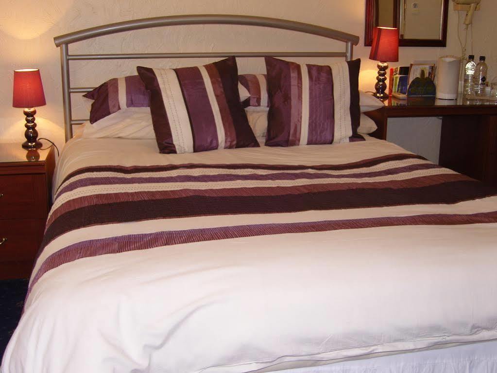 Blueshutters Hotel Пул Екстериор снимка