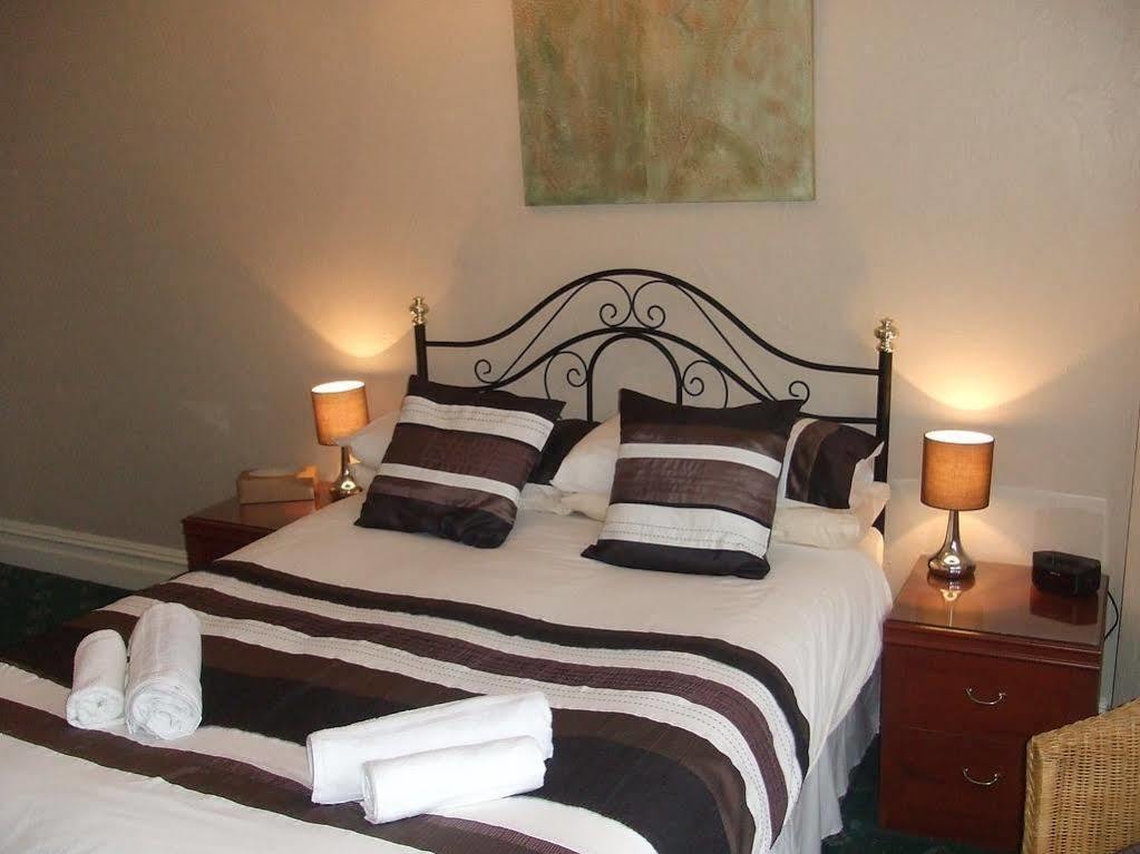 Blueshutters Hotel Пул Екстериор снимка