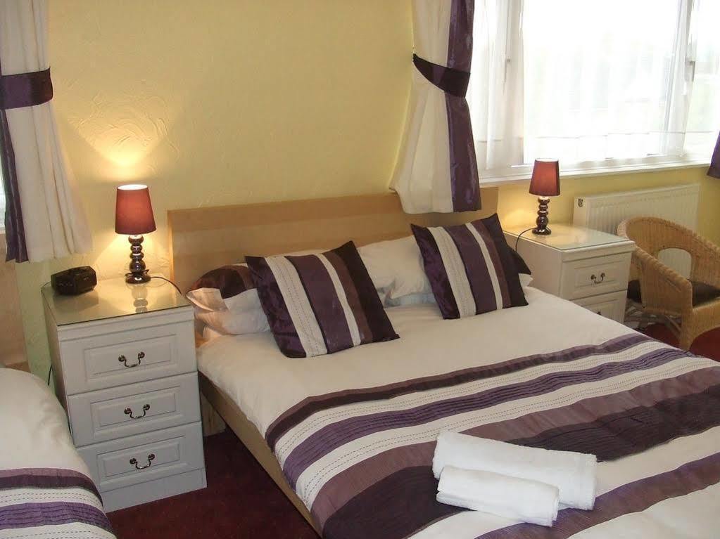 Blueshutters Hotel Пул Екстериор снимка