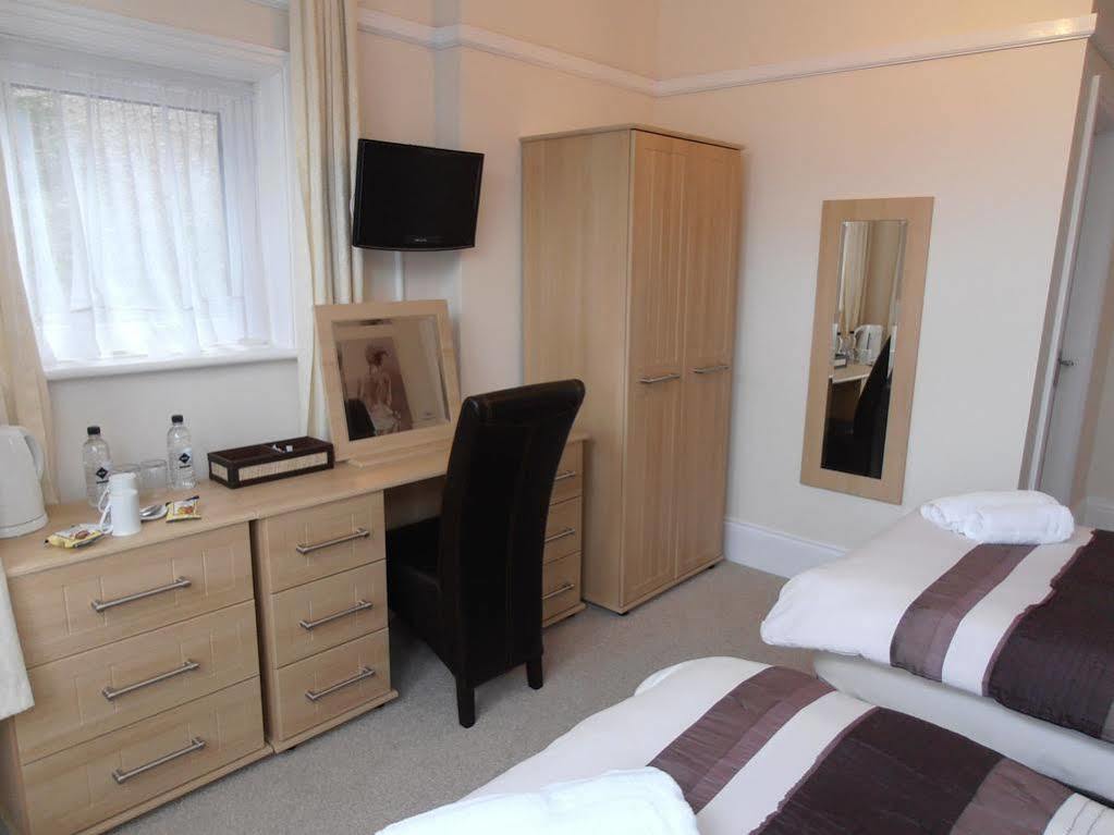 Blueshutters Hotel Пул Екстериор снимка