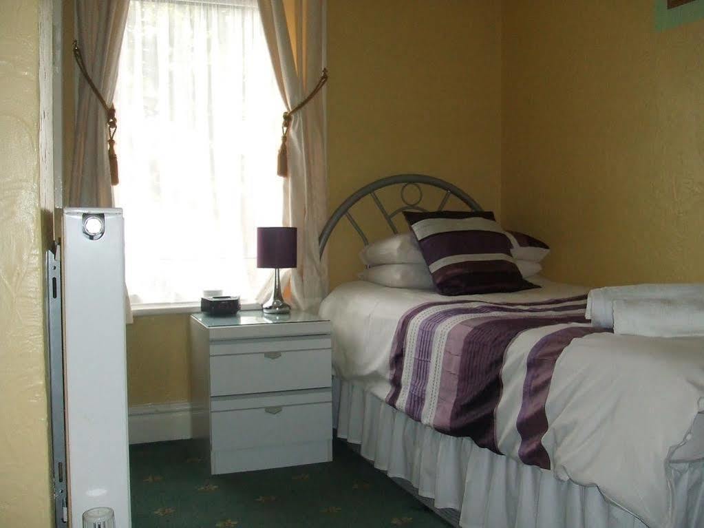 Blueshutters Hotel Пул Екстериор снимка