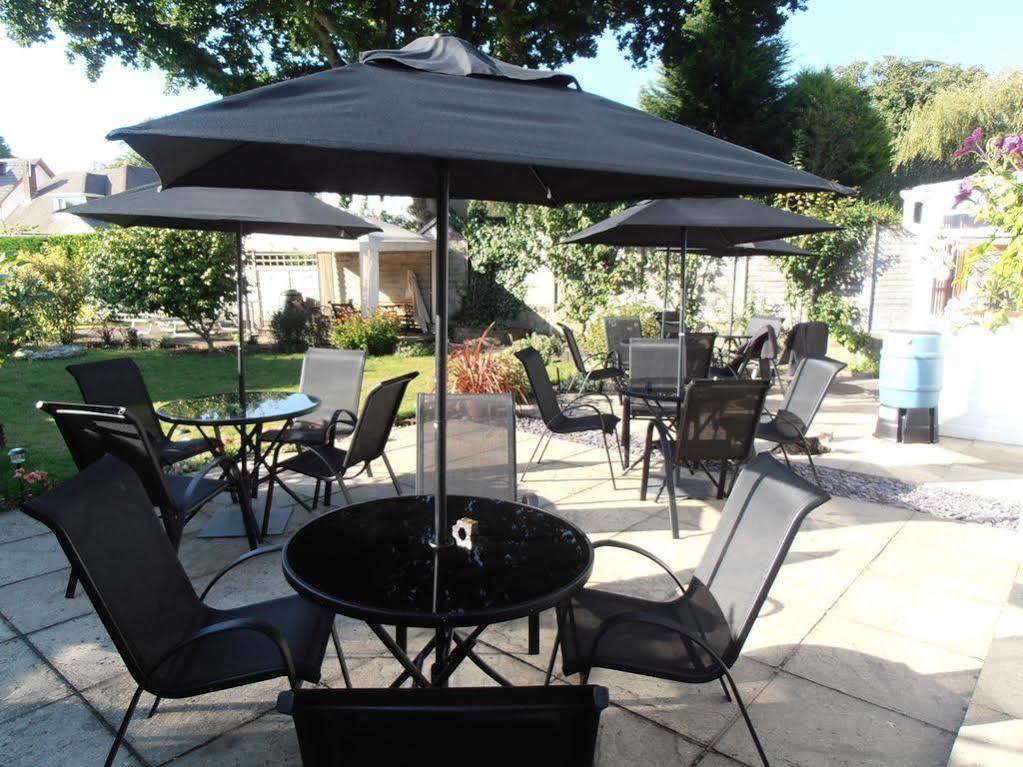 Blueshutters Hotel Пул Екстериор снимка