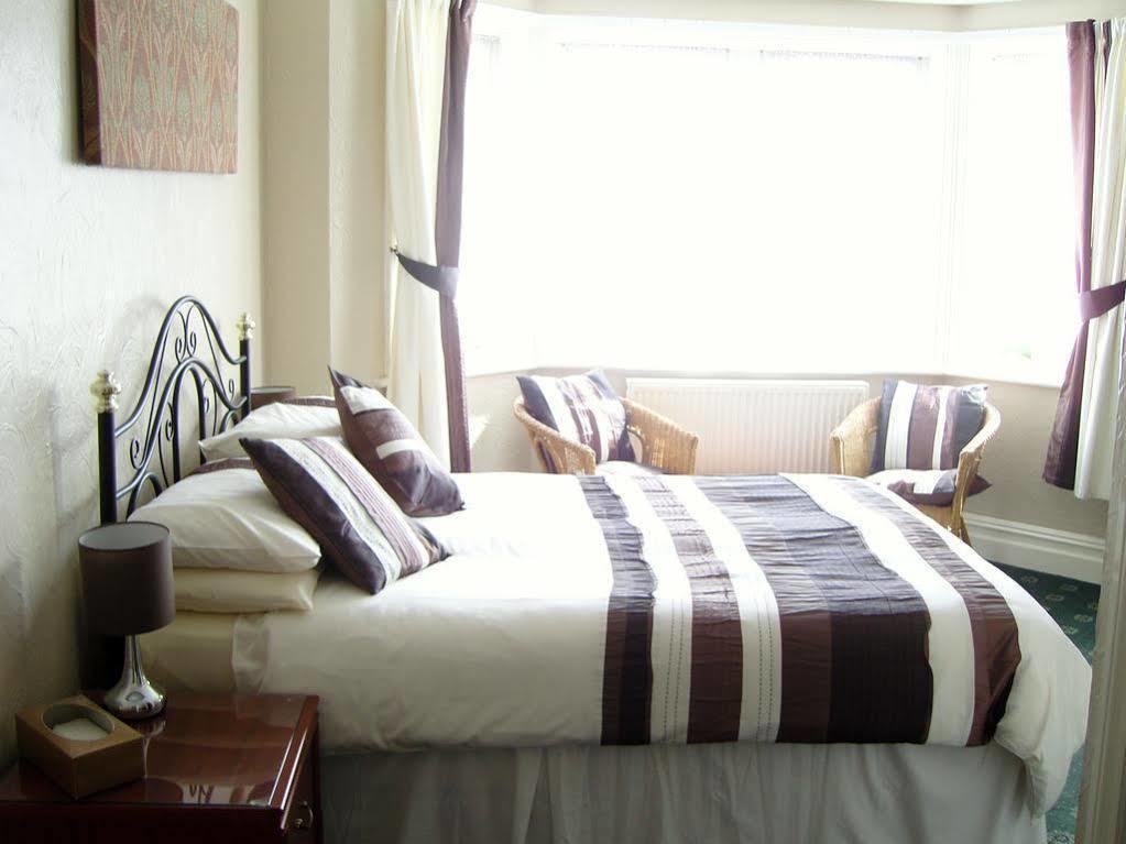 Blueshutters Hotel Пул Екстериор снимка