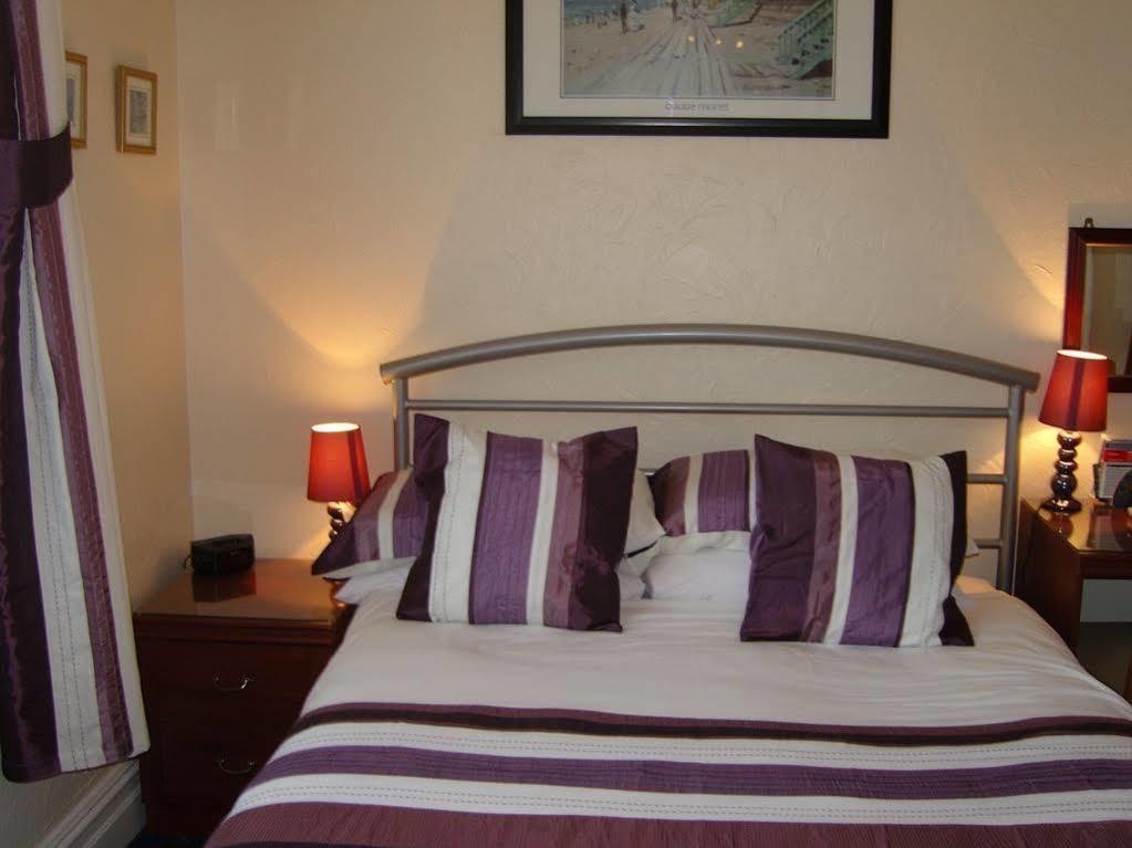 Blueshutters Hotel Пул Екстериор снимка