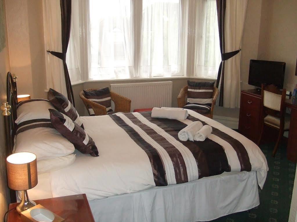 Blueshutters Hotel Пул Екстериор снимка