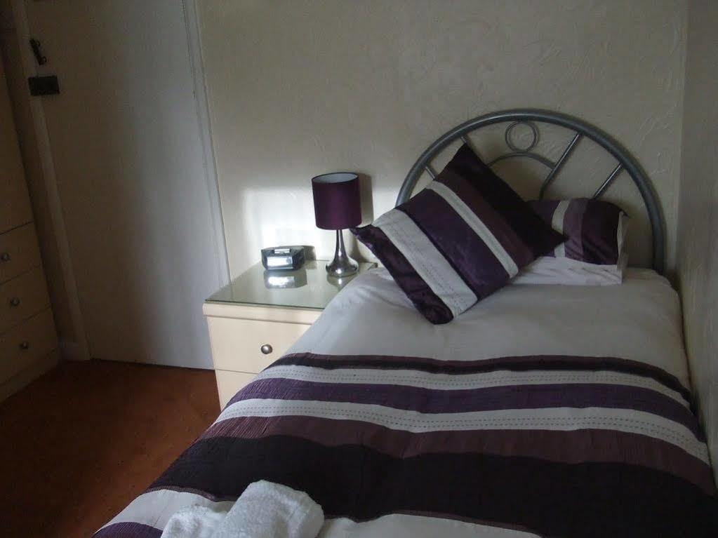Blueshutters Hotel Пул Екстериор снимка