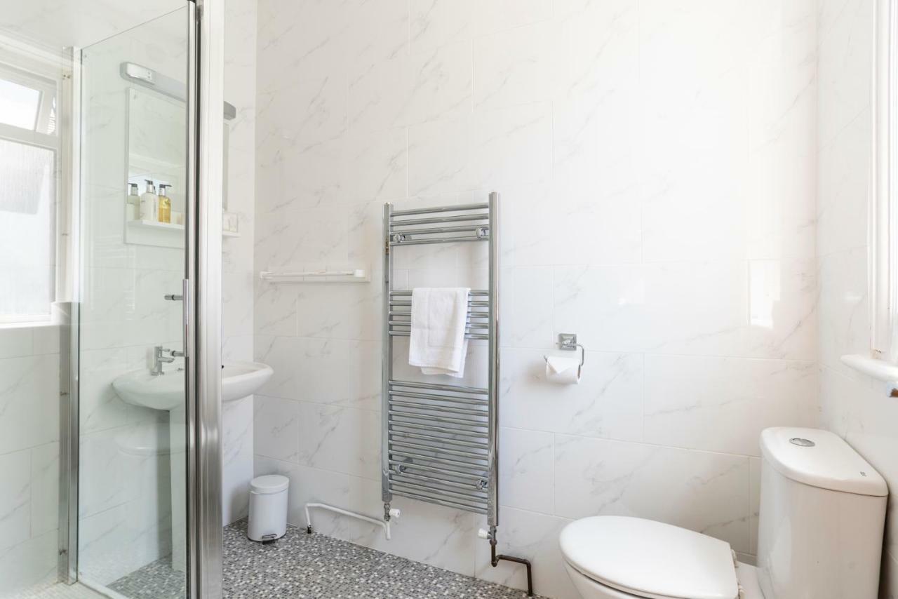 Blueshutters Hotel Пул Екстериор снимка
