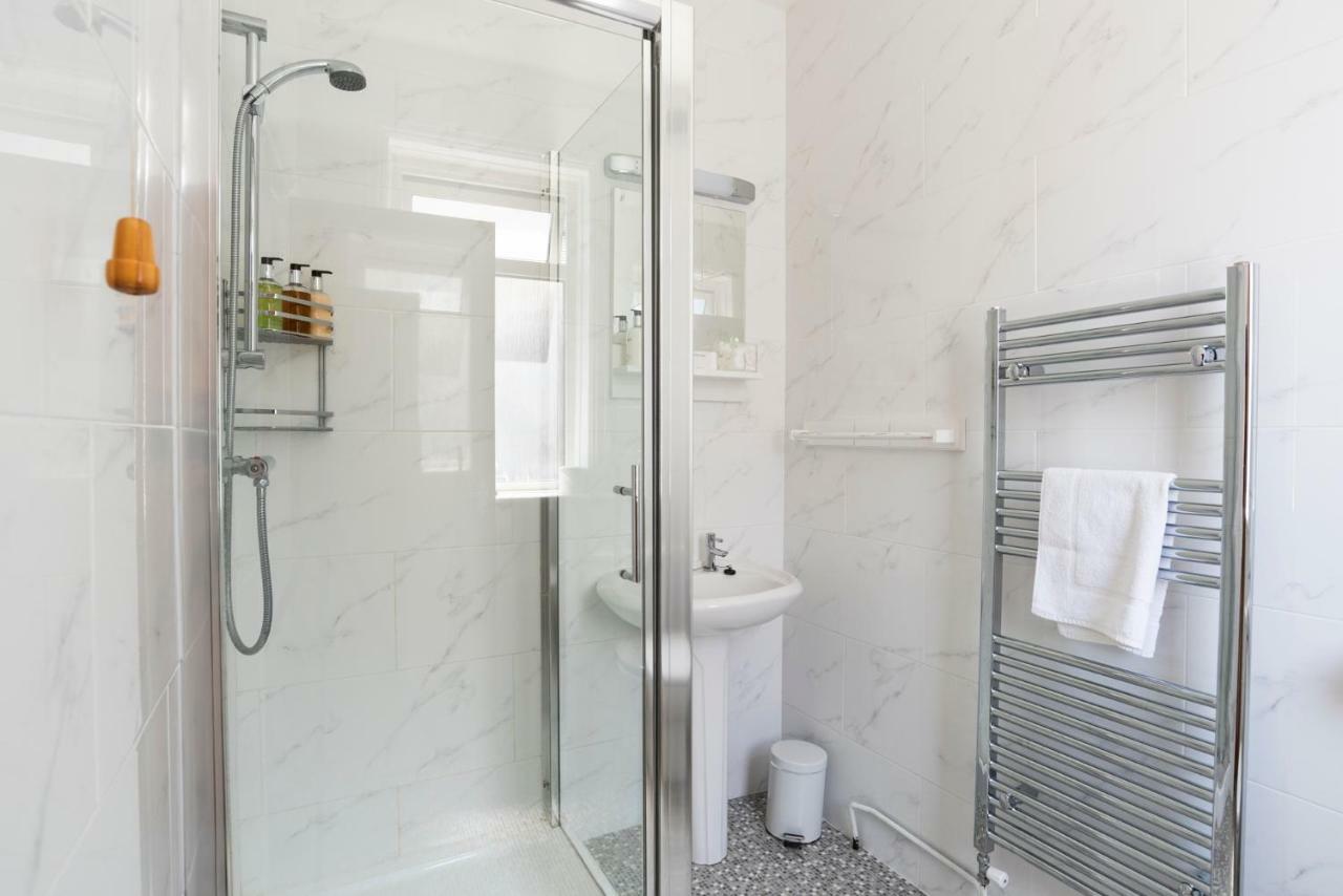 Blueshutters Hotel Пул Екстериор снимка