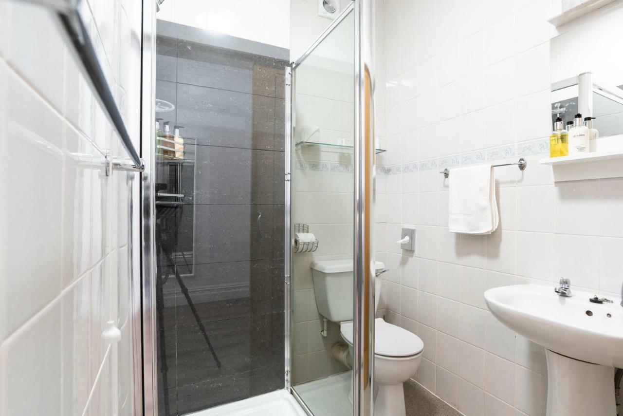 Blueshutters Hotel Пул Екстериор снимка