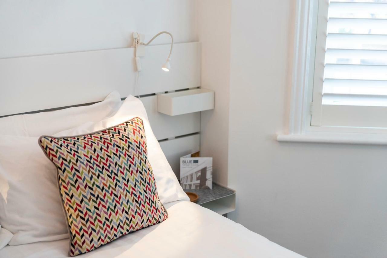 Blueshutters Hotel Пул Екстериор снимка