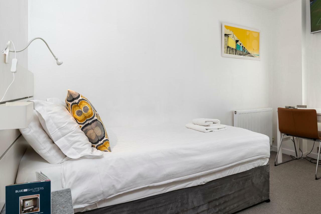 Blueshutters Hotel Пул Екстериор снимка