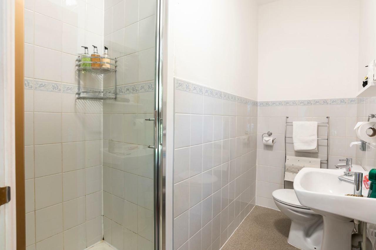 Blueshutters Hotel Пул Екстериор снимка
