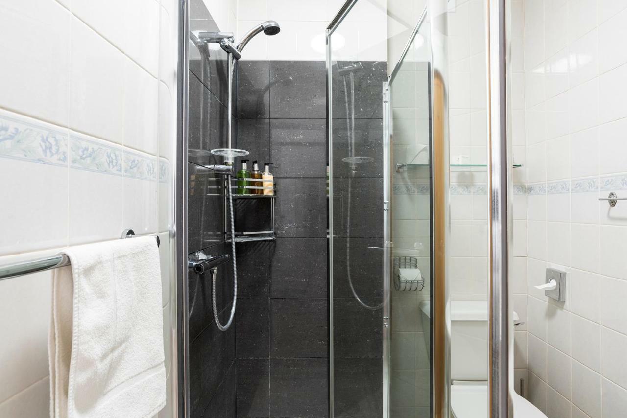 Blueshutters Hotel Пул Екстериор снимка